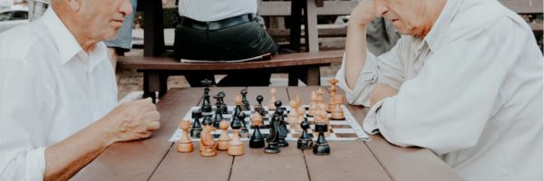 Persones grans compartint una activitat cognitiva.